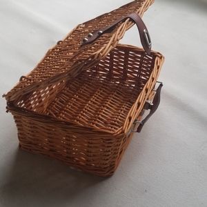Small wicker basket